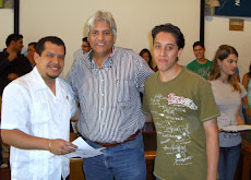 Lic. Miguel Soto  y profesor Juan Miguel Avalos, entregan becas UNEPAS
