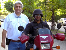 Prof. Juan Miguel Avalos y la Policia Hatillo durante recorrido de la Caminata UNEISTA  3K