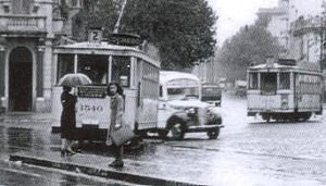 Bs. As. Tranvía 2, Av. Rivadavia e H. Yrigoyen- 1944, cuando se circulaba por mano izquierda.