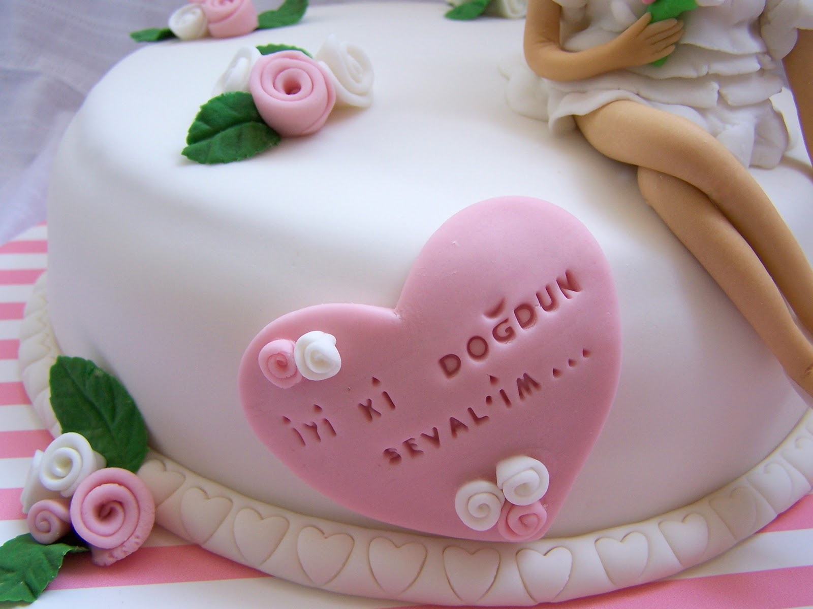 Çikolata Butik Pasta ve Kurabiye Tasarımı Beyaz Giysili Kız