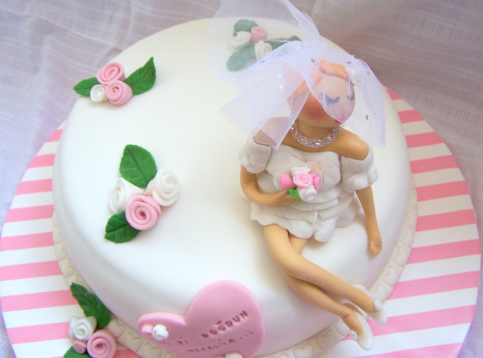 Çikolata Butik Pasta ve Kurabiye Tasarımı Beyaz Giysili Kız