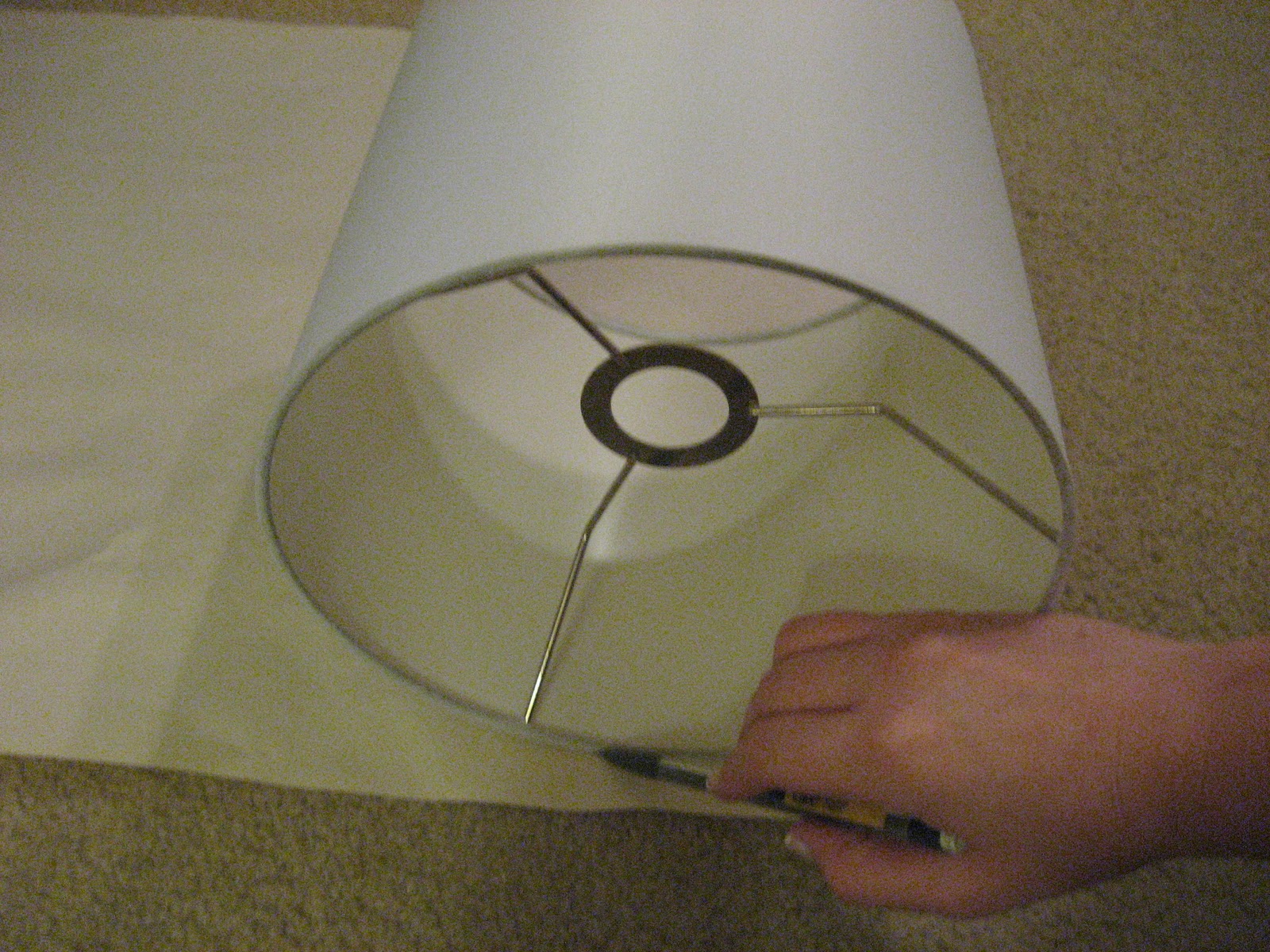 31 diy Tutorial How to recover a lampshade with fabric
