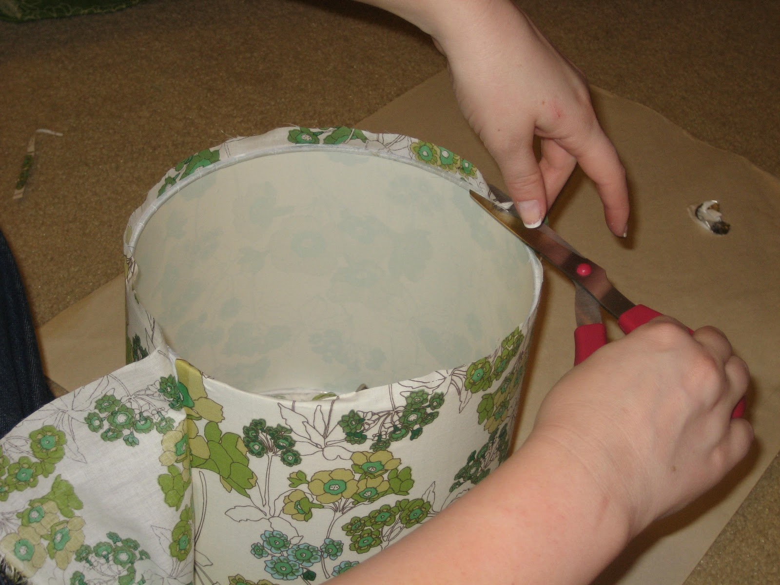 31 diy Tutorial How to recover a lampshade with fabric