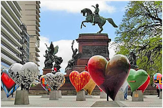 Esculturas con corazones en las calles