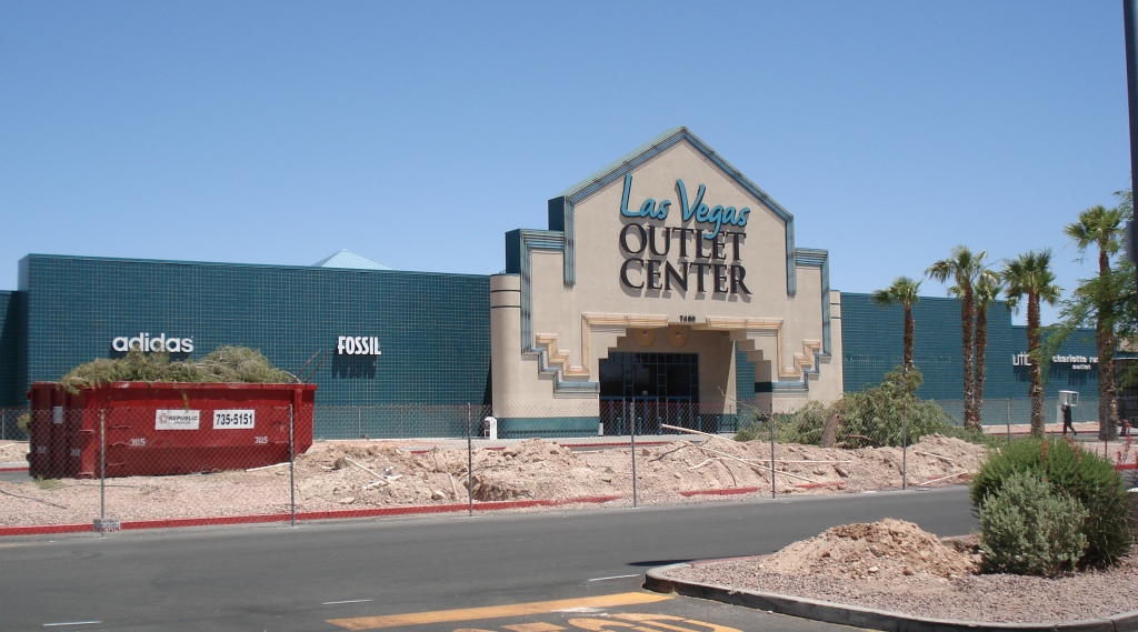 Las Vegas Outlet Center Gambles on Construction
