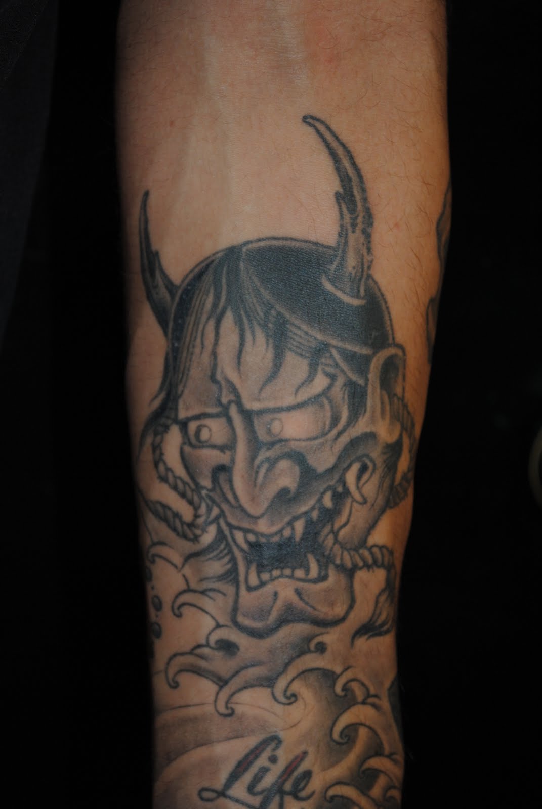 TATTOOING THE WORLD OVER HANYA ON THE HELPER(CLOSE UP)