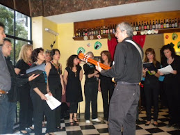 Cantando en el Paseo La Plaza.