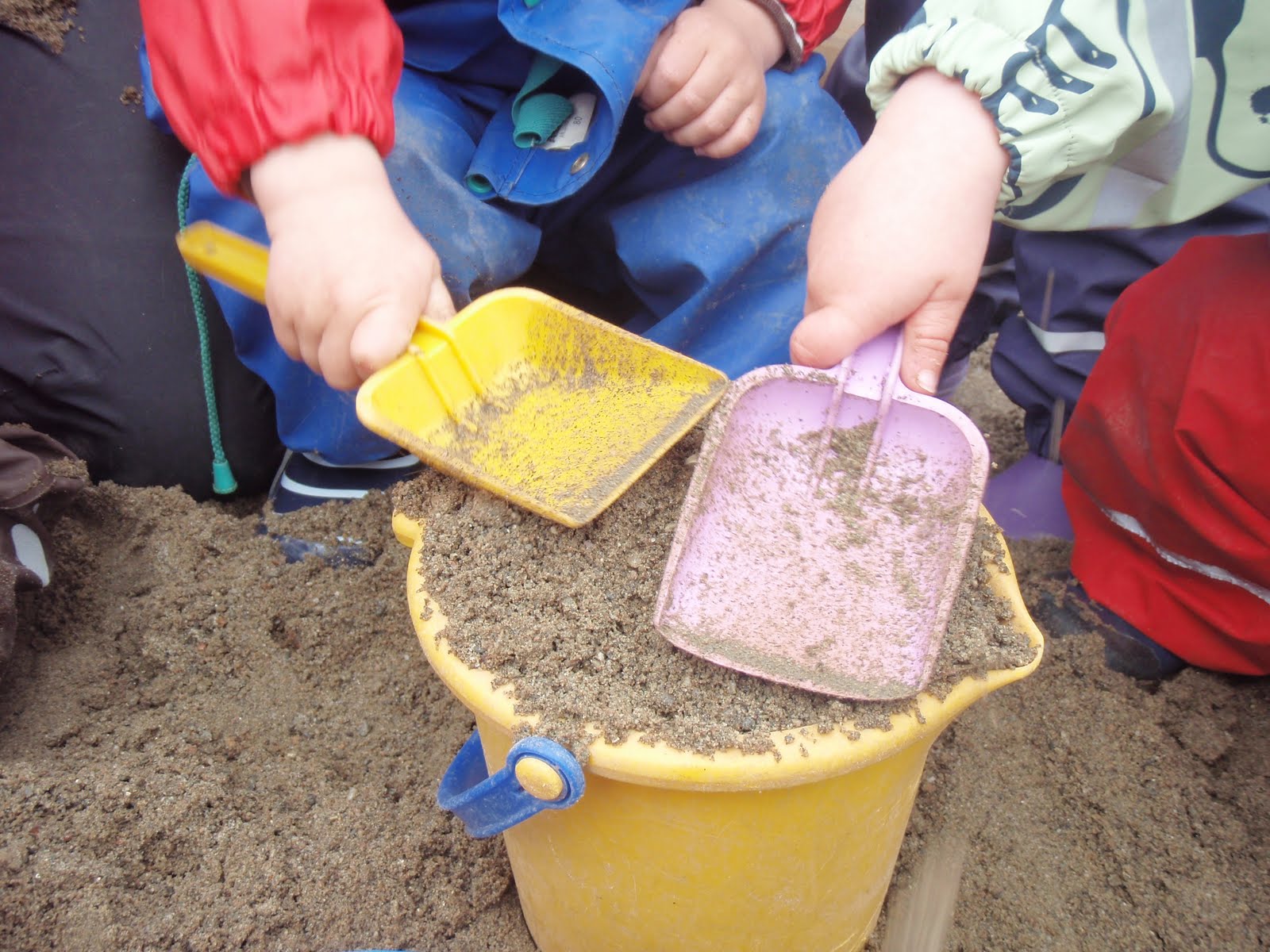 norlandia-myrertoppen-barnehage-lage-sandkake-sammen