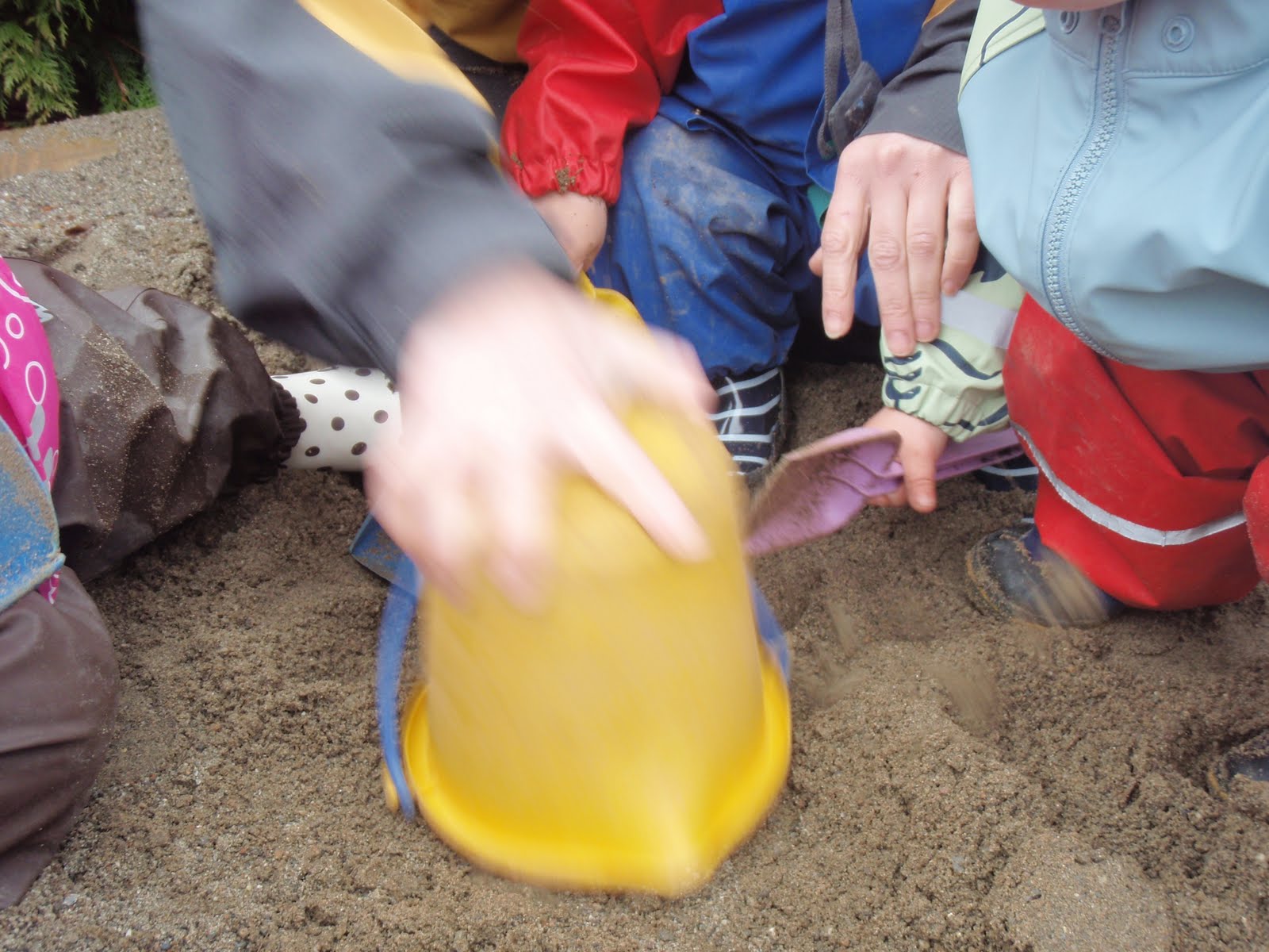 norlandia-myrertoppen-barnehage-lage-sandkake-sammen