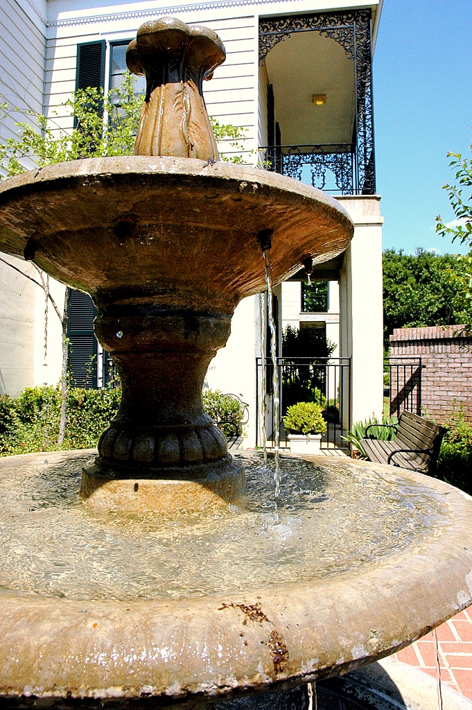 [library+courtyard+fountain.jpg]