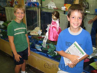 BirdMan and RocketMan at the KY State Fair with their ribbon winning entries! - QuiltedJoy.com