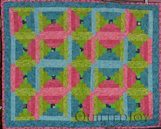 Bright courthouse steps with Spin edge to edge quilting by Angela Huffman - QuiltedJoy.com
