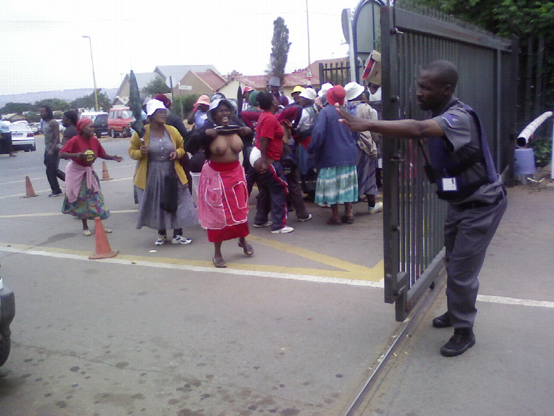 [Zimb_manif_mulheres1.jpg]