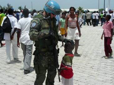 [NU-soldado-e-crianca.JPG]