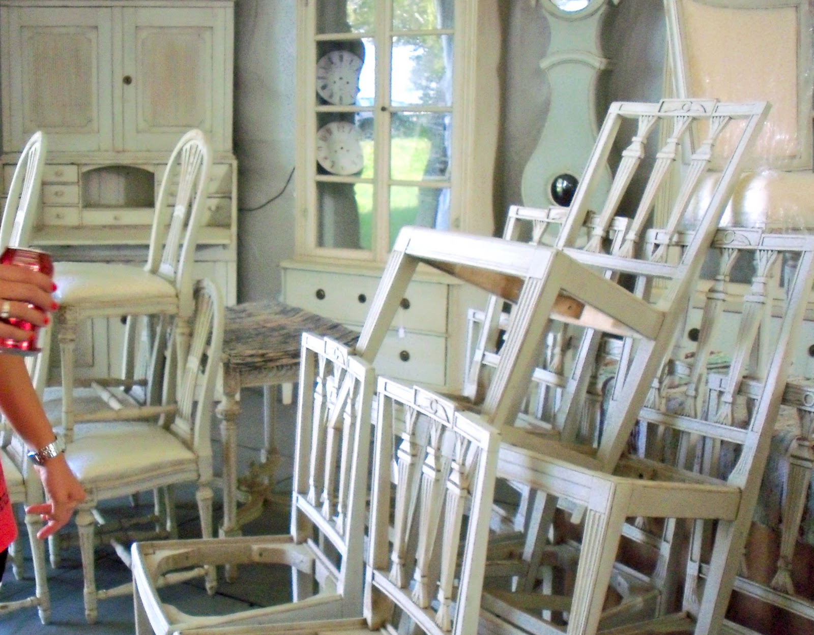 My Heart with Pleasure Fills Round Top Furniture