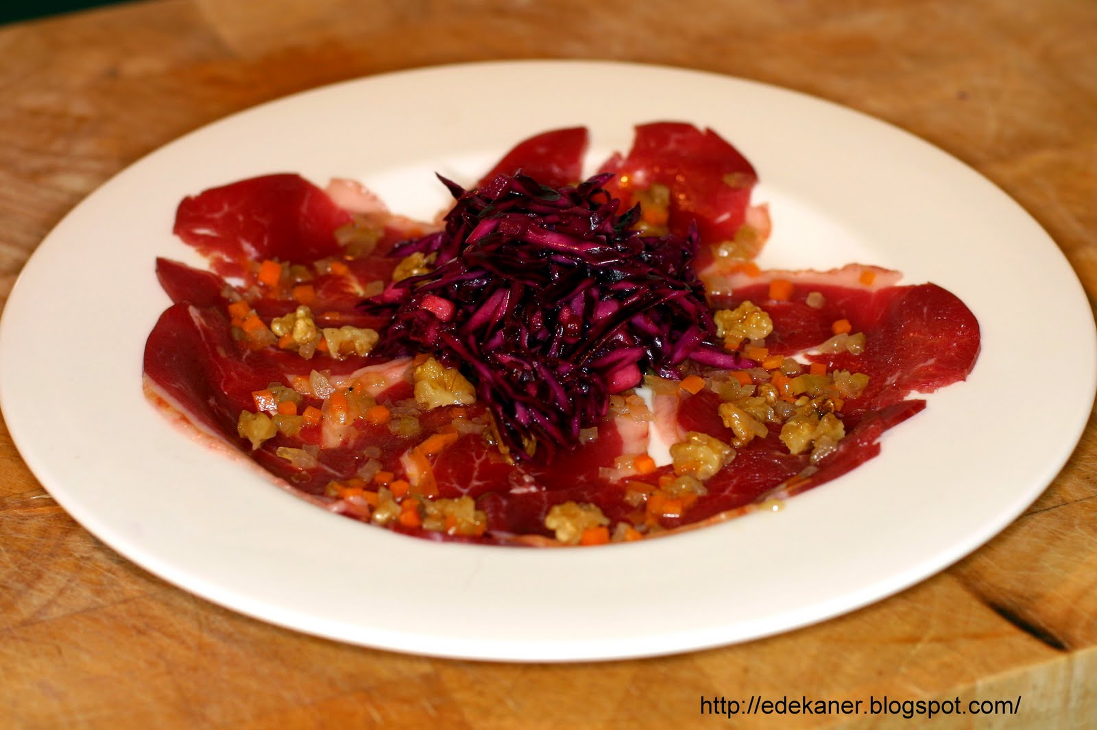 Carpaccio von geräucherter Gänsebrust mit Rotkohlsalat