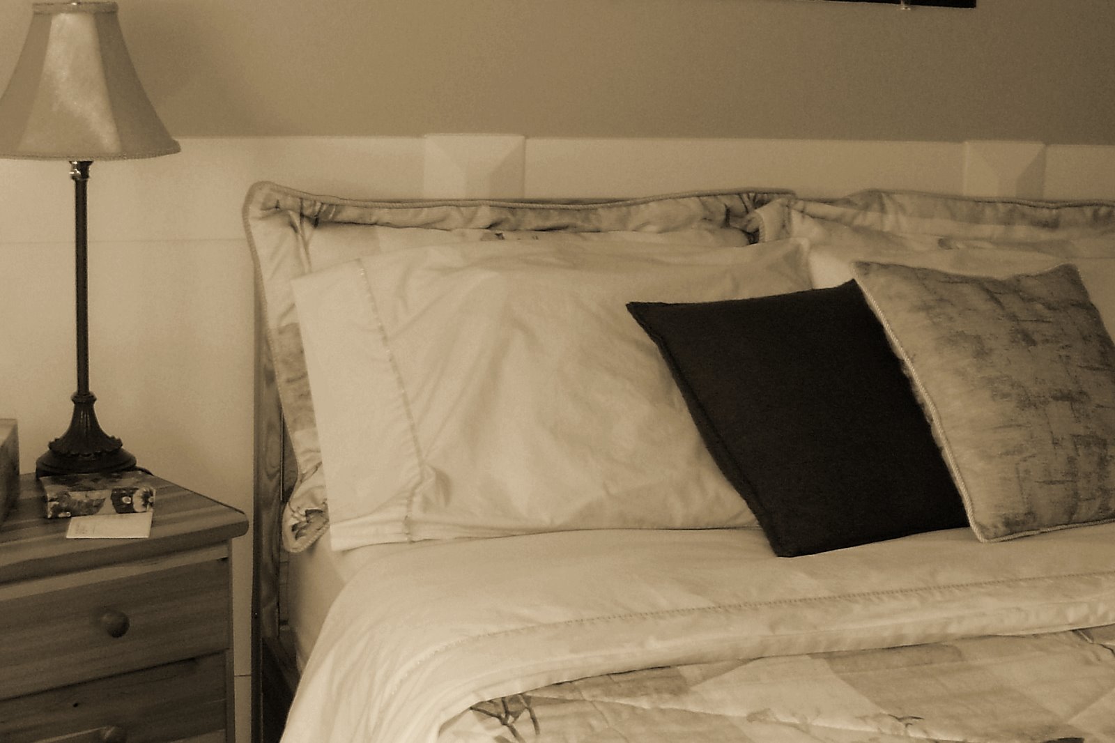 [freshly+made+bed.jpg]