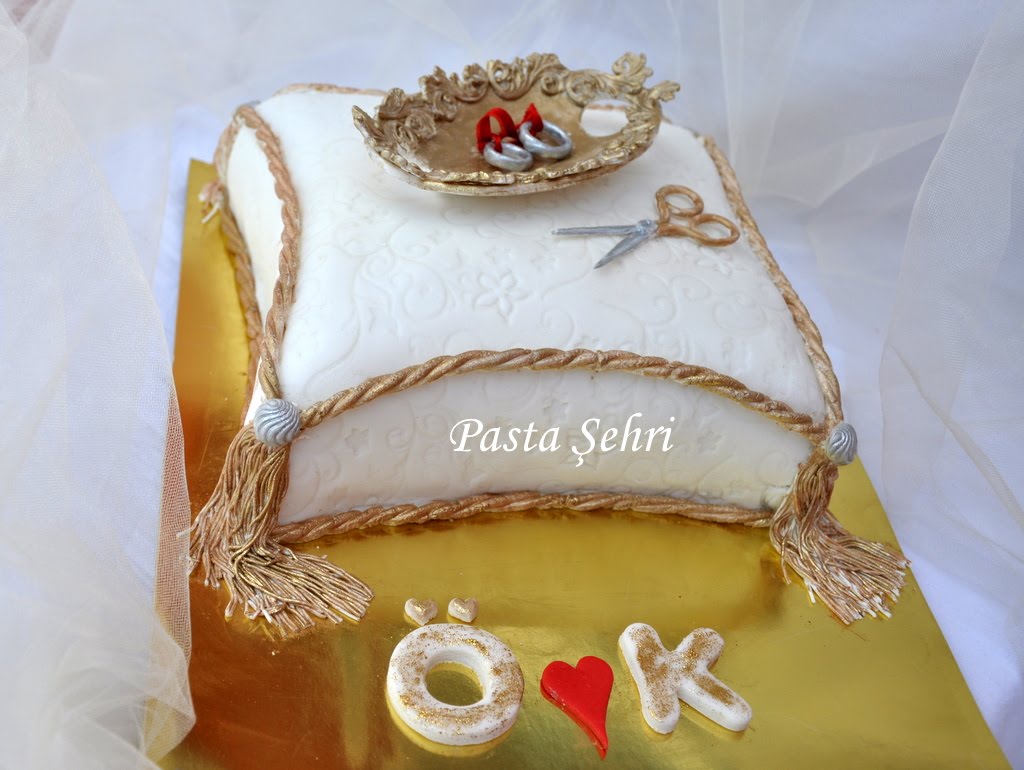 gardolap: Yastık Şeklinde Nişan Pastası - Pillow Cake