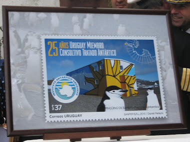 Sello del Correo Uruguayo conmemorando 25 años del Uruguay en la Antártida