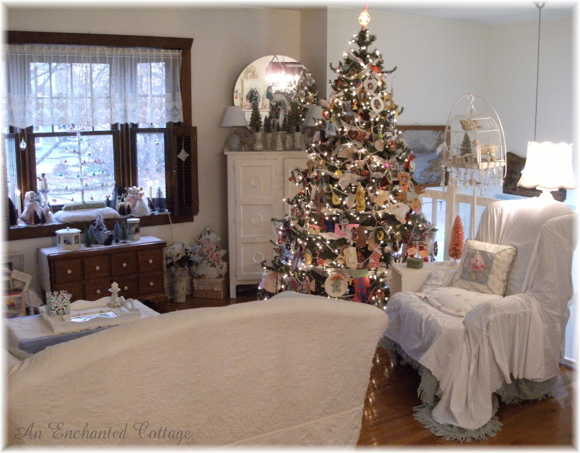 [Living+Room+Cottage+Christmas+Window+and+Tree.jpg]