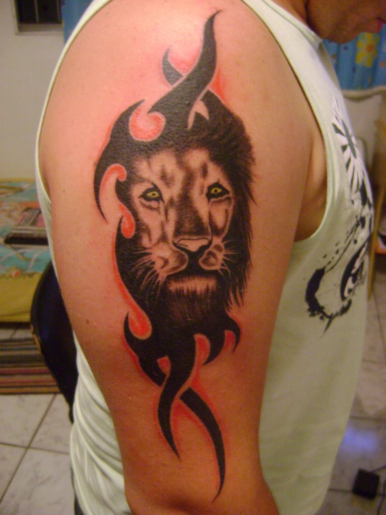 [Tribal_Lion_Tattoo_in_the_Shoulder.jpg]