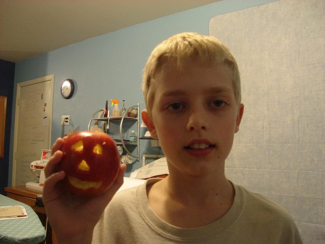 [apple+carving+04.jpg]