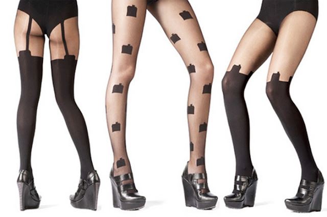 Torn stocking. рваные чулки. дырявые чулки. рваные черные колготки. этти колготки.