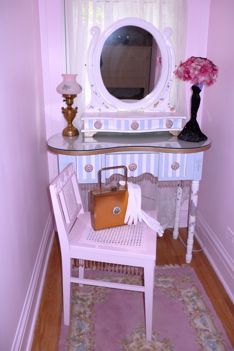 [Vanity+table+w:+chair.JPG]