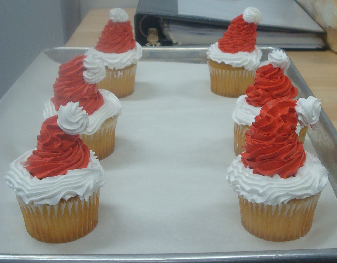 Cakes by Anali: Santa hats cupcakes