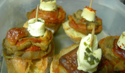 Pincho de berenjena asada con tomate y queso 