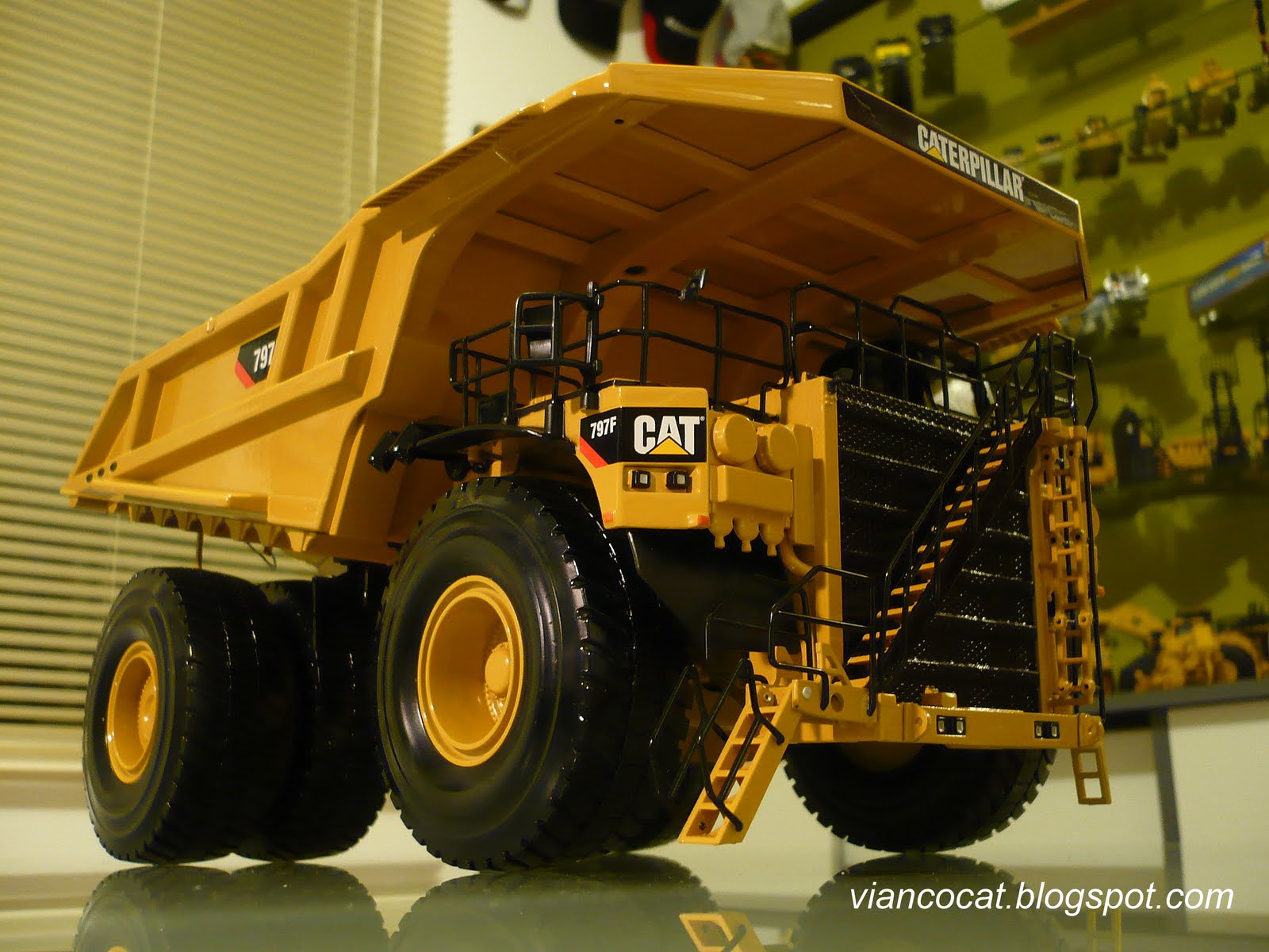 Карьерный самосвал Caterpillar 797b