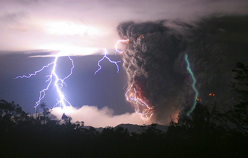 [Volcanic_thunderstorm01.jpg]