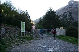 Puerta metálica, inicio del recorrido