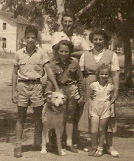 [המשפחה+בהצטלבות+עם+גיבור+1954.jpg]