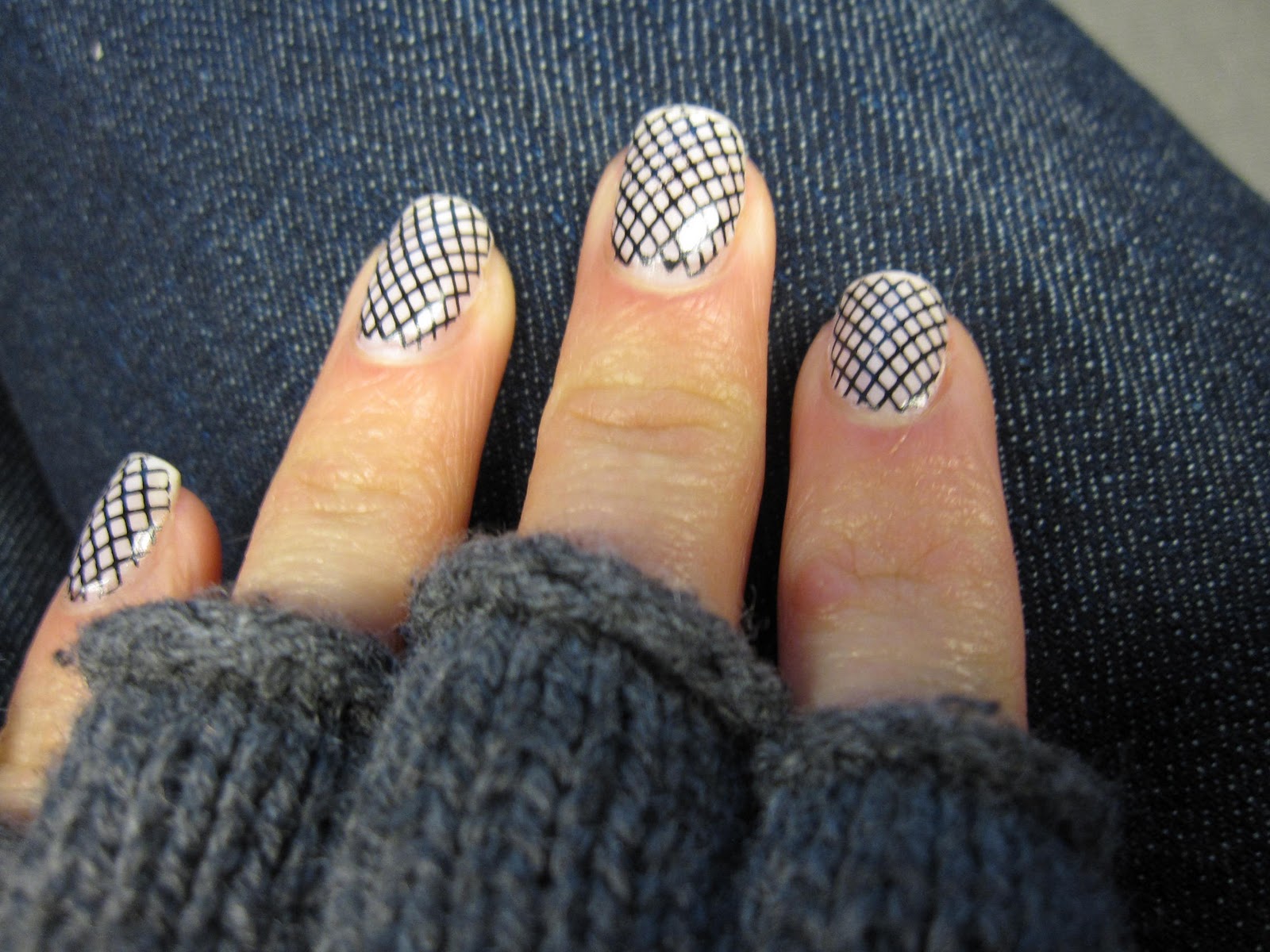 Superfly Nails Bless the Invention of Fingerless Gloves