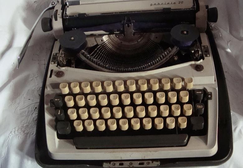 ANTIGUO Y MODERNO MAQUINA DE ESCRIBIR MECANICA CON ESTUCHE