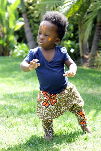 Litlle-boy in african print pants. modele de pagne africain