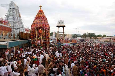 [devotees+at+tirupati+balaji++temple+at+brahamotsavam+festival.jpg]