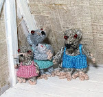 Nella "knitting mom" the dolls and animals