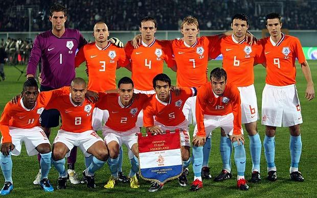 SOCCER PLAYERS WALLPAPER: Holland Team World Cup 2010 Pictures