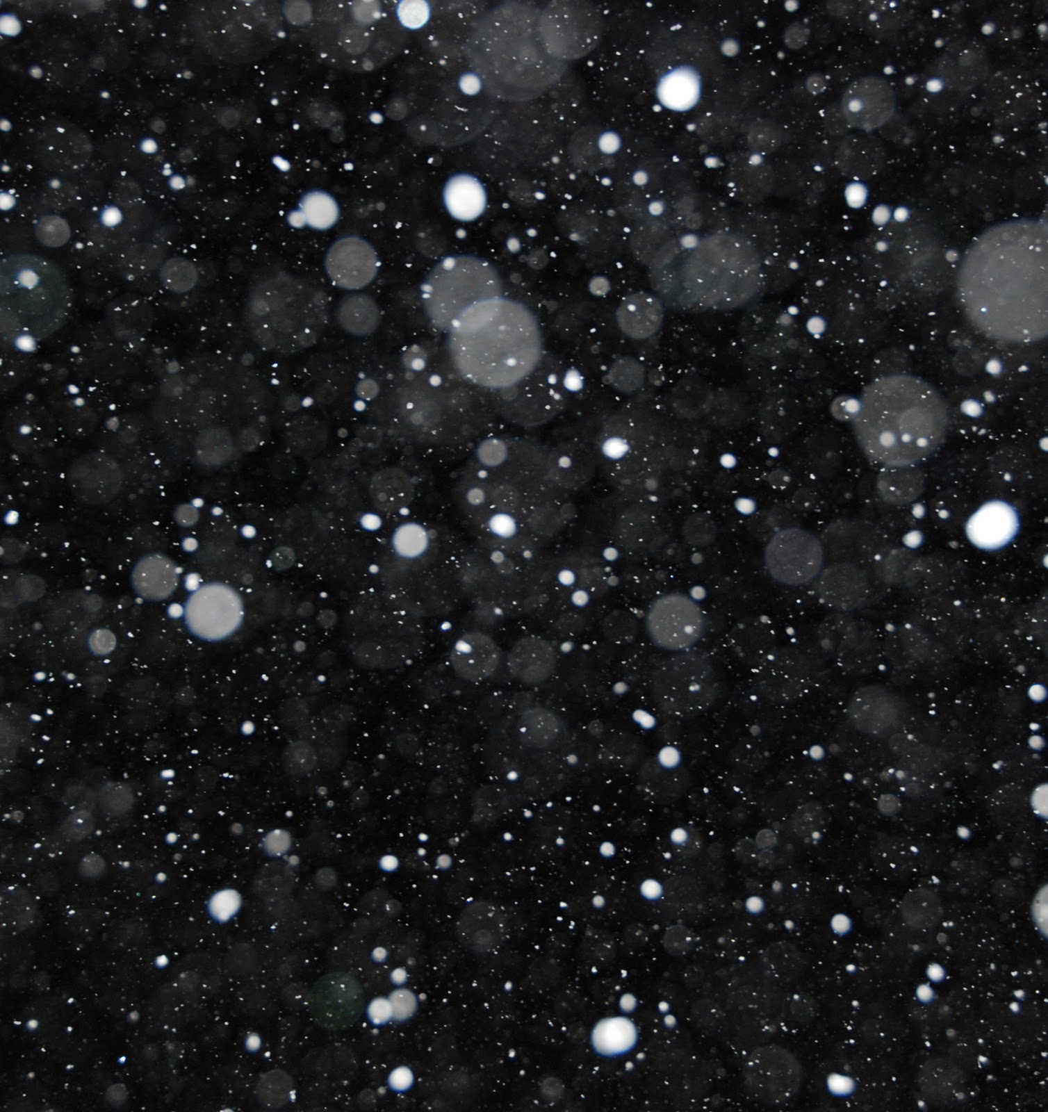 Мелкий снежок. Снег текстура. Эффект снега. Хлопья снега на черном фоне. Снег на черном фоне.