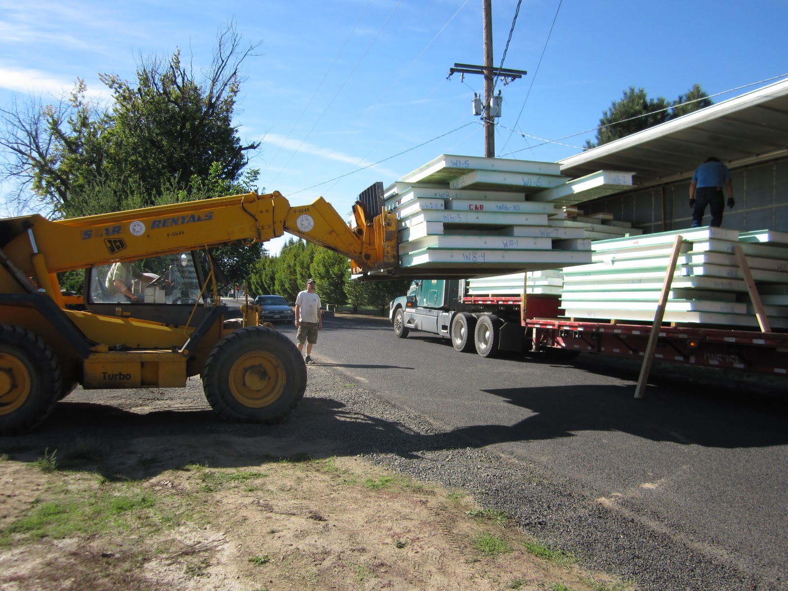 Modern Modern in Walla Walla: SIPs Are Here! / ¡Llegaron las paredes!