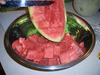 It's not easy to cut a watermelon, and the bigger the watermelon the harder it is to cut it into bite-sized chunks. Here's how to make the task much easier. #WomenLivingWell #lifehacks #summerhacks #watermelon