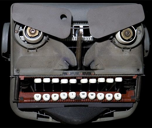 [old-manual-typewriters-robot-art-sculptures-1.jpg]