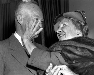 Helen Keller sees president Truman with her hand