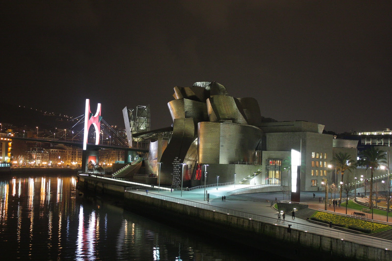 walking spanish il museo Guggenheim a Bilbao