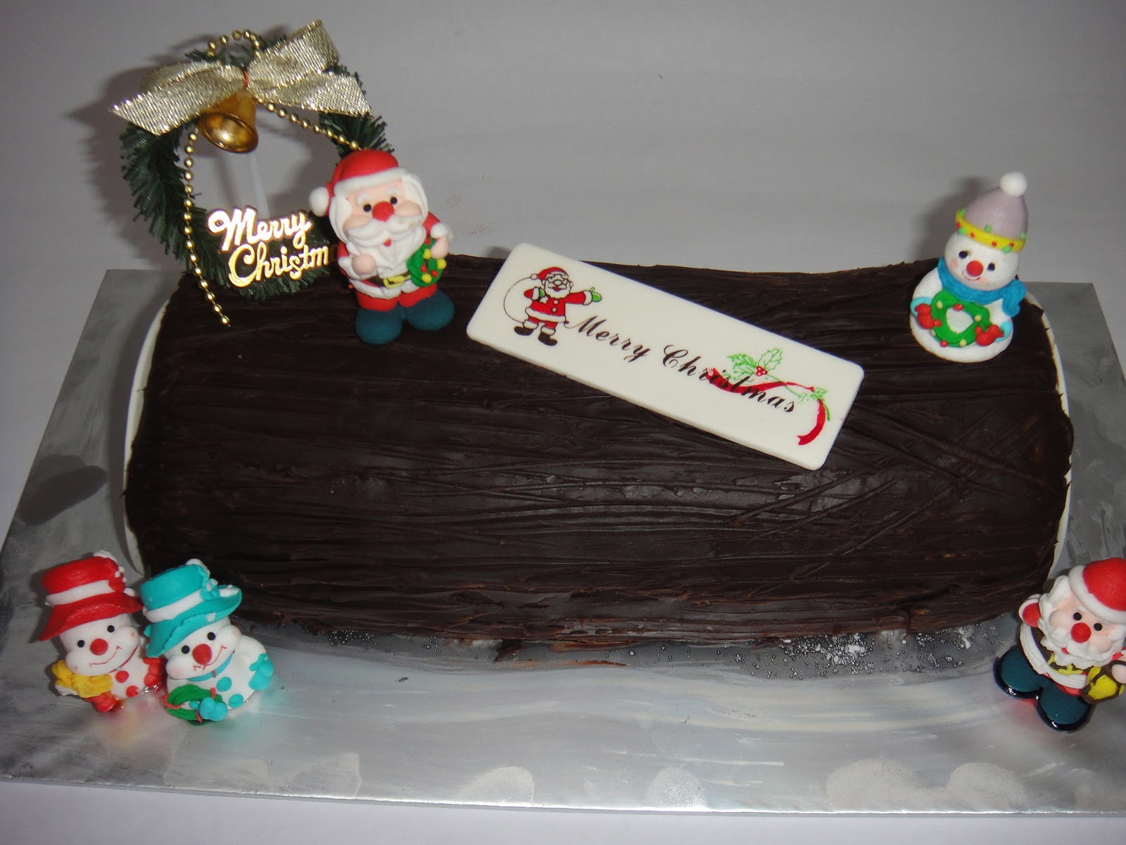 PreciousMoments Lovely Homebake Christmas Yule Log Cake