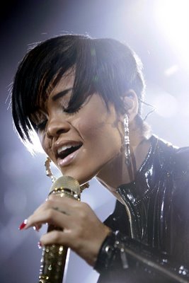 [Rihanna+live+stage+performance34.jpg]