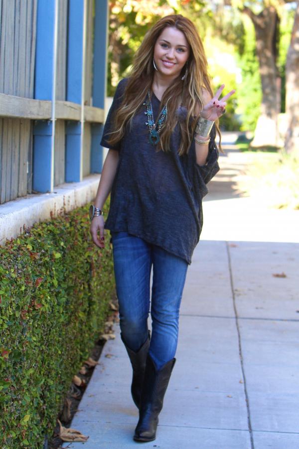 Miley Cyrus Fan Page: Miley Cyrus 18 AND BEAUTIFUL