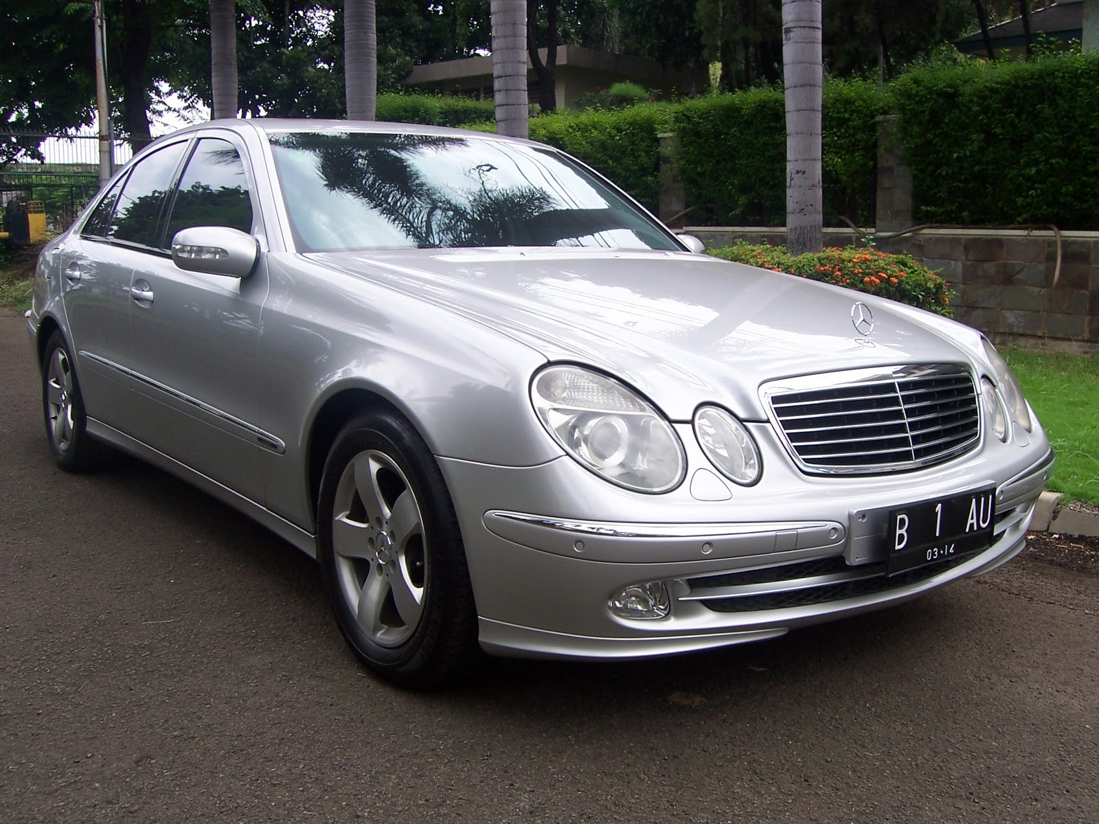 JAKARTA RENT CAR & LIMOUSINE SERVICE: Mercedes Benz E 260-2006